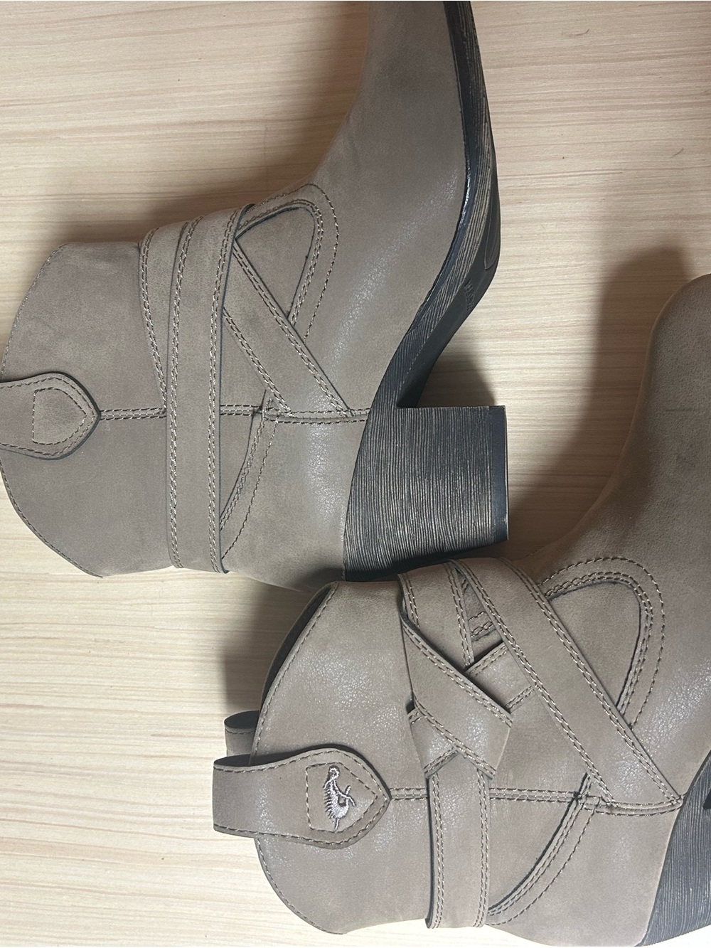 Rocket Dog Taupe Gray Ankle Booties Size 8 Wrap Strap Chunky Heel Western
